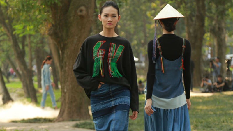 Thổ cẩm kết hợp với jean - cảm hứng dân tộc truyền thống kết hợp với hiện đại