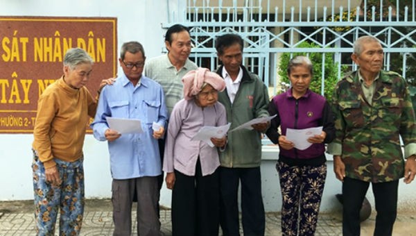 Những người bị oan sai nhận quyết định đình chỉ điều tra tại VKSND tỉnh Tây Ninh. Ảnh VnExpress