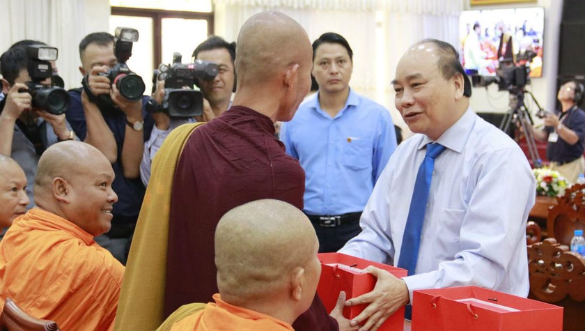 Thủ tướng Nguyễn Xuân Phúc  tặng quà cho các vị chức sắc tôn giáo.
