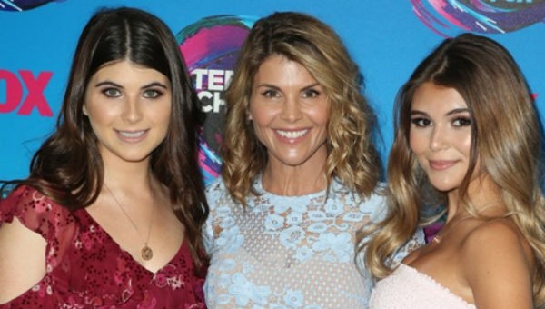 Lori Loughlin (giữa), nữ diễn viên nổi tiếng Hollywood cùng con cả Isabella (trái) và con út Olivia (phải).