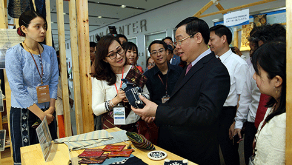 Phó Thủ tướng Vương Đình Huệ thăm khu trưng bày OCOP của Lào.