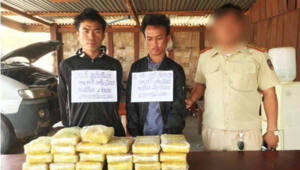 Lực lượng phòng chống ma túy và tội phạm BĐBP Quảng Trị bắt giữ 2 đối tượng người Lào cùng tang vật 118.000 viên ma túy tổng hợp. (Ảnh Mạnh Hùng)