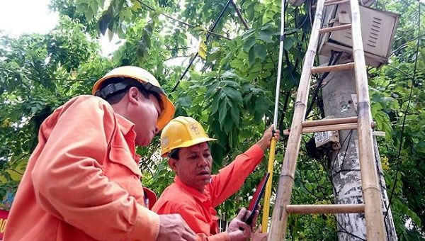 Giá điện tăng cao khiến người dân lo lắng 