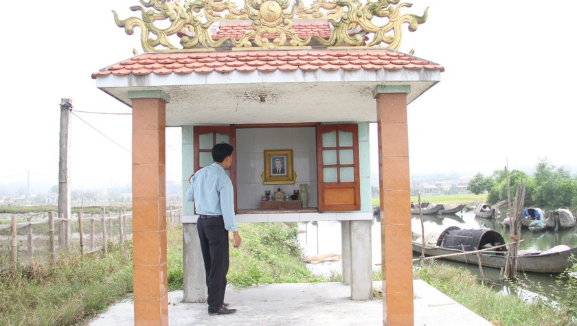 Miếu thờ ông Phan Thế Phương được đặt giữa khu nuôi trồng thủy sản