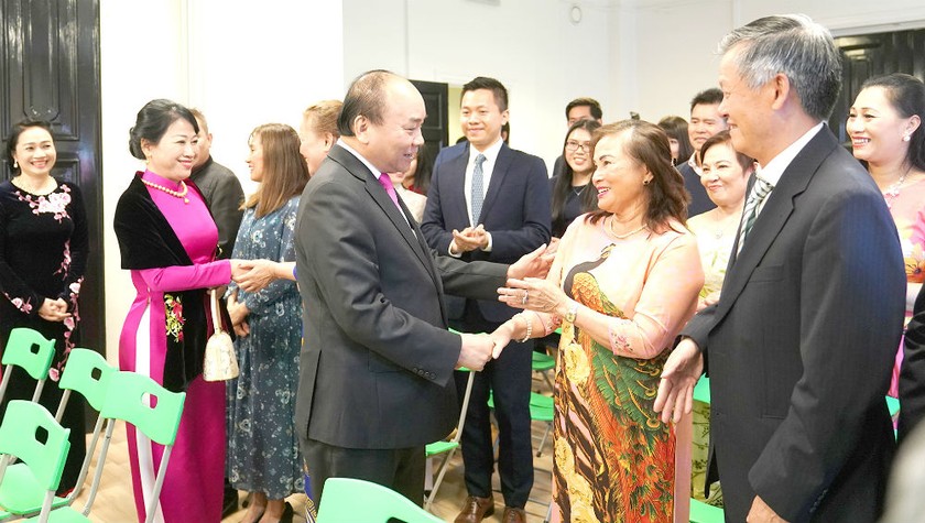 Thủ tướng thăm hỏi, nói chuyện với cán bộ, nhân viên Đại sứ quán và cộng đồng người Việt Nam tại Na Uy. Ảnh VGP/Quang Hiếu