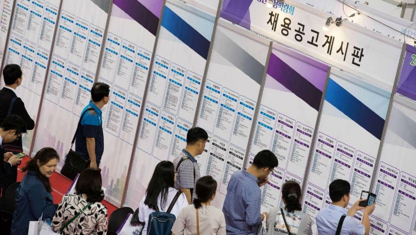 Thanh niên Hàn Quốc tìm việc tại một hội chợ việc làm
