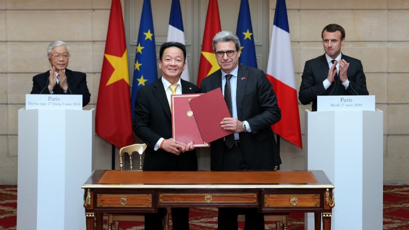 Ông Đỗ Quang Hiển ký kết với đối tác Bouygues tại Pháp