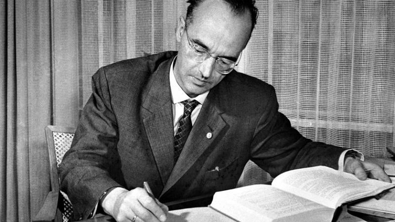 Năm 1979, Klaus Fuchs được nhận Huân chương danh dự Karl Marx, phần thưởng cao nhất ở Cộng hòa dân chủ Đức 