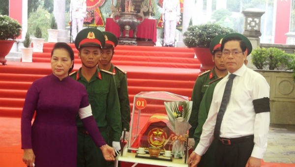 Chủ tịch Quốc hội Nguyễn Thị Kim Ngân đưa hài cốt liệt sĩ quân tình nguyện Việt Nam hi sinh ở Campuchia, giai đoạn XVIII ra huyệt mộ. Ảnh Tuổi trẻ