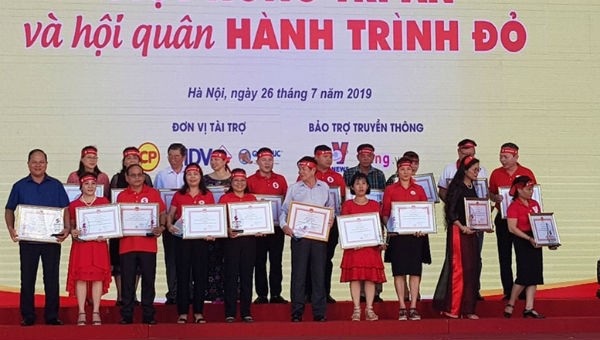 Tri ân những “chiến sĩ đỏ” tiêu biểu trên khắp cả nước. (ảnh VOV)