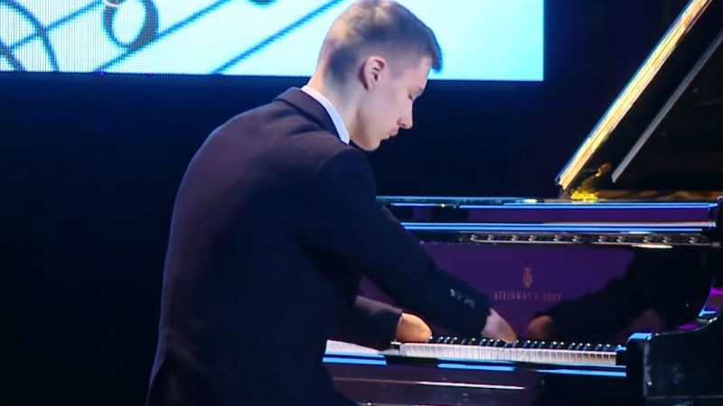 Lặng nghe khúc nhạc từ bàn tay không ngón lướt trên phím đàn Piano