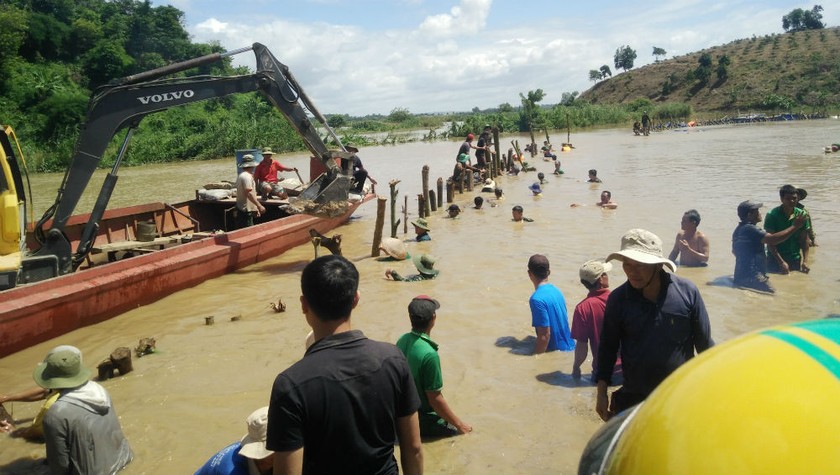 Hàng trăm người không quản nguy hiểm ngụp lặn dưới nước ngăn nước lũ.