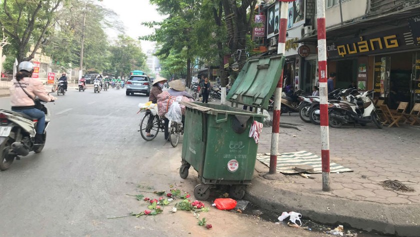 Nhiều người quan niệm sai lầm vứt quanh thùng rác là vứt đúng chỗ.