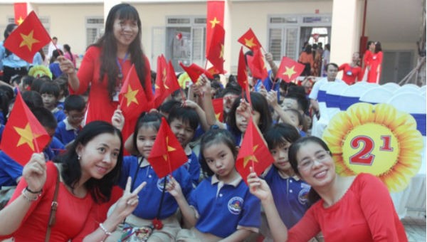 Cô và trò Trường Tiểu học Phạm Văn Chính (quận 9, TP.HCM) hân hoan trong ngày khai giảng và khánh thành trường sáng 4/9.