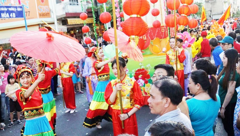 Múa lân sư rồng tại Lễ hội Nguyên tiêu quận 5. 