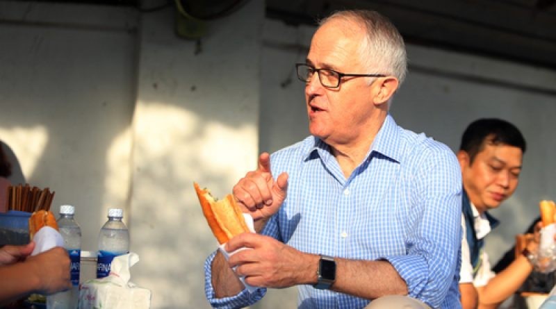 Thủ tướng Australia Malcolm Turnbull thưởng thức bánh mỳ tại một quán nhỏ trên đường Trần Văn Thành, phường Mỹ An, quận Ngũ Hành Sơn, TP Đà Nẵng.