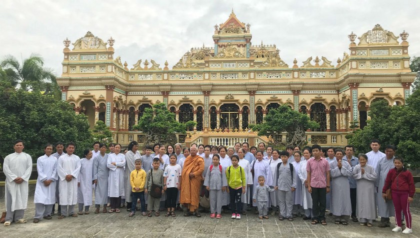 Chùa Vĩnh Tràng thu hút nhiều du khách, Phật tử đến chiêm bái.