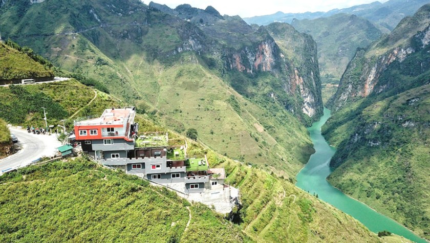 Công trình trái phép trên đỉnh Mã Pí Lèng.