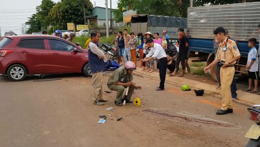  Lực lượng chức năng có mặt hiện trường điều tra làm rõ nguyên nhân vụ tai nạn.