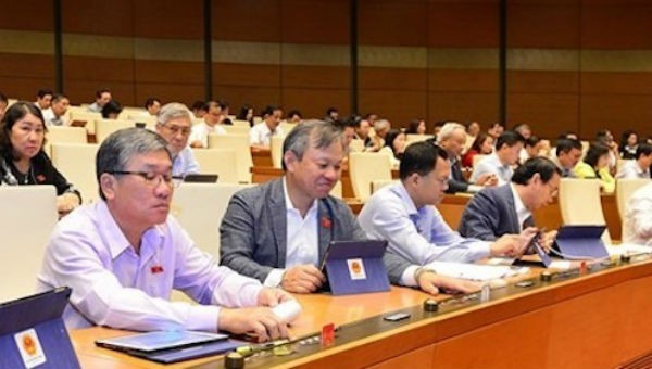 Các đại biểu bấm nút thông qua Nghị quyết ngân sách 2020.