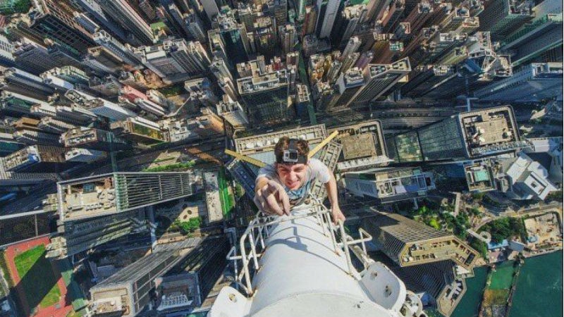 Trào lưu rooftopping (chụp ảnh tự sướng tại những nơi có độ cao và nguy hiểm không cần bảo hộ). Ảnh minh họa