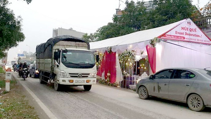 Các rạp đám cưới, đám tang được dựng dưới lòng đường, vỉa hè gây mất an toàn giao thông.