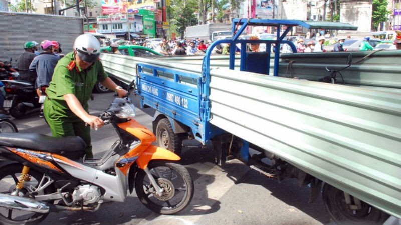 Hoạt động của xe ba bánh, xe tự chế đang gây ra nhiều hệ lụy và là nỗi ám ảnh của người dân khi tham gia giao thông. 