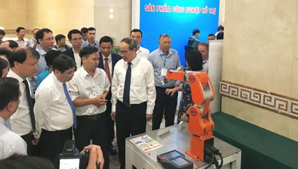 Bí thư Thành ủy TP HCM Nguyễn Thiện Nhân và lãnh đạo TP thăm gian hàng một DN công nghiệp.