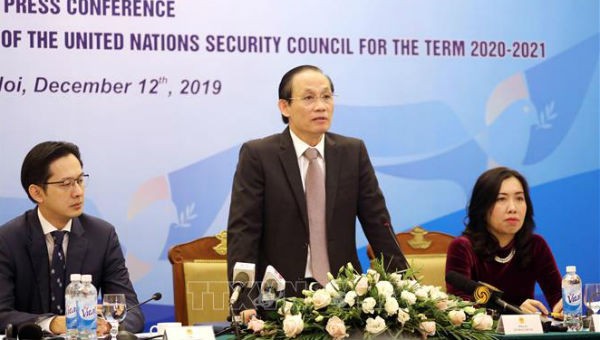 Thứ trưởng Bộ ngoại giao Nguyễn Hoài Trung phát biểu tại buổi họp báo