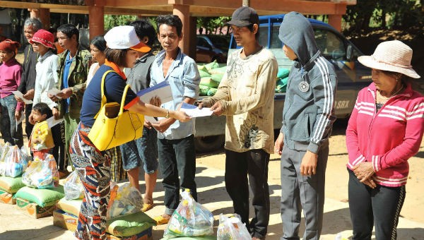 Tặng quà cho người nghèo ở Gia Lai