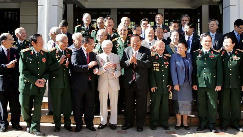 Tổng Bí thư, Chủ tịch nước Lào Bounnhang Vorachith cùng các đại biểu Quân tình nguyện và chuyên gia Việt Nam tại Lào