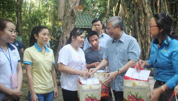 Thường trực Ban Bí thư Trần Quốc Vượng tặng quà Tết cho công nhân có hoàn cảnh khó khăn trên địa bàn tỉnh Đồng Nai