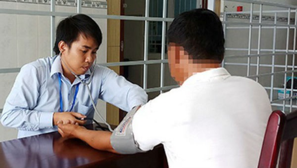 Khám sức khỏe cho người bị nhiễm HIV