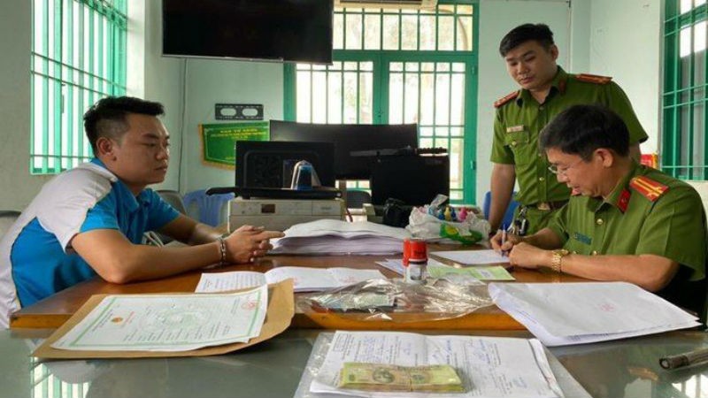 Lê Duy Linh tại cơ quan công an.