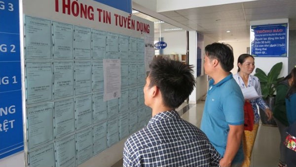 Người lao động theo dõi thông tin tuyển dụng tại Trung tâm dịch vụ việc làm tỉnh Bình Dương