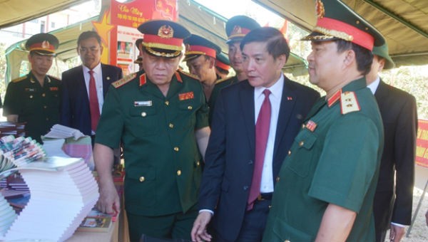 Thượng tướng Nguyễn Trọng Nghĩa cùng lãnh đạo tỉnh Đắk Lắk tham quan khu trưng bày mô hình huấn luyện của Bộ Chỉ huy quân sự tỉnh Đắk Lắk.