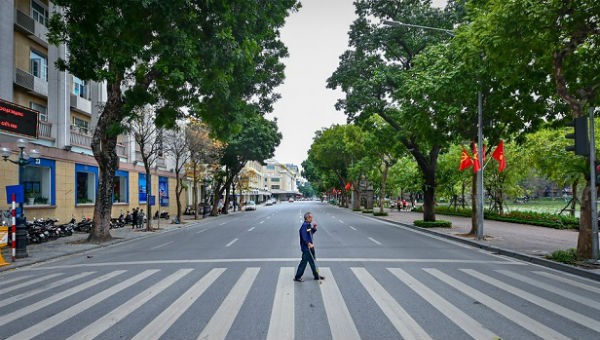 Người đàn ông thoải mái "mình một đường". Ảnh Zing.