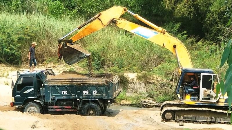 Xe đào, xe ben ngang nhiên khai thác cát trên sông La Tinh.