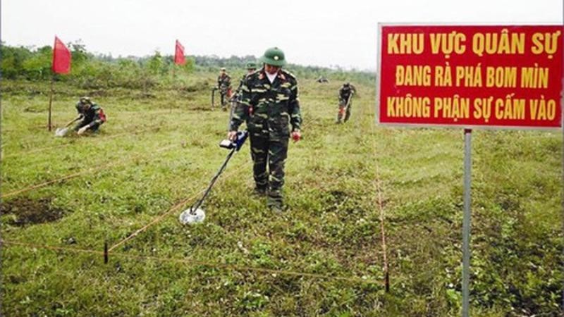 Bộ đội công binh đang tiến hành rà phá bom mìn.