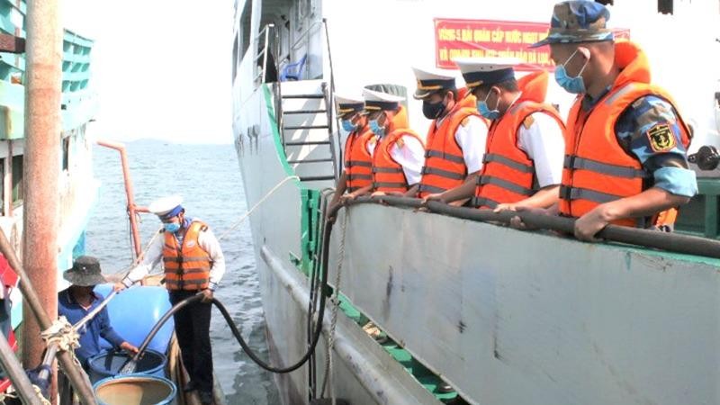 Tàu 637 cấp nước miễn phí cho nhân dân xã Sơn Hải, huyện Kiên Lương, tỉnh Kiên Giang. (Ảnh: Văn Định).