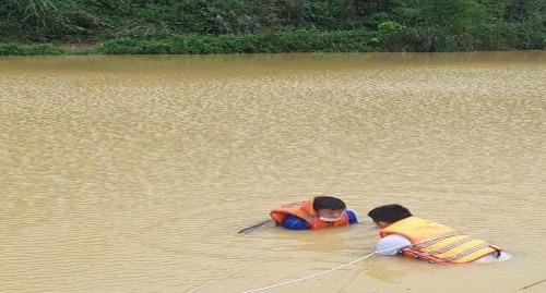 Lực lượng chức năng tìm kiếm thi thể ông Gấm. Ảnh Báo Bắc Giang.