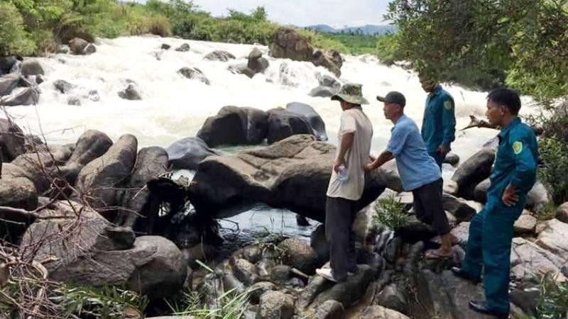 Lực lượng cứu hộ tìm kiếm nạn nhân.