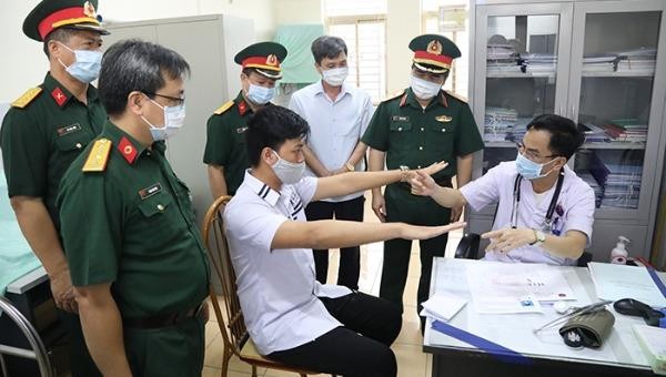 Đoàn công tác kiểm tra công tác sơ tuyển TSQS tại thành phố Uông Bí.