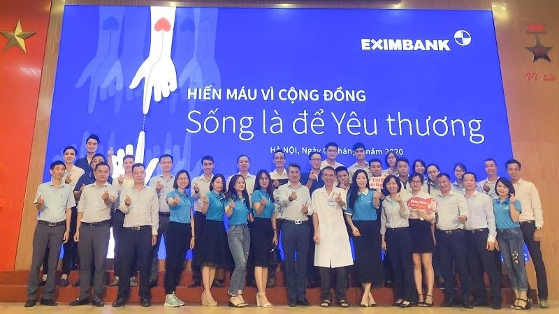 Ông Phạm Tuấn Dương - Bác sĩ Chuyên khoa II - Phó Viện trưởng Viện Huyết học & Truyền máu TW chụp hình lưu niệm cùng tập thể CBNV Eximbank tham gia hiến máu