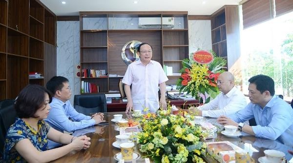 Thứ trưởng Lê Công Thành trò chuyện với cán bộ, phóng viên, biên tập viên, người lao động Báo Tài nguyên và Môi trường.