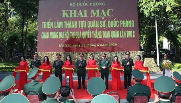 Các đại biểu cắt băng khai mạc triển lãm.