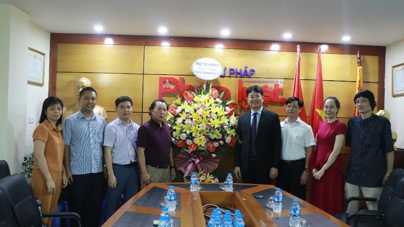 Thứ trưởng Nguyễn Thanh Tịnh chúc mừng Báo PLVN nhân ngày Báo chí cách mạng Việt Nam 21/6/2020. 