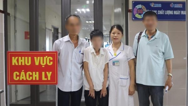 Bà Huệ (thứ 2 từ trái sang) và người thân, cán bộ y tế của Bệnh viện Đa khoa tỉnh Lạng Sơn trước khi rời bệnh viện.