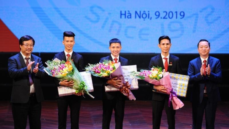 Nguyễn Văn Hưng (thứ hai từ trái sang) tại lễ vinh danh do Trường cao đẳng cơ điện Hà Nội tổ chức tháng 9/2019