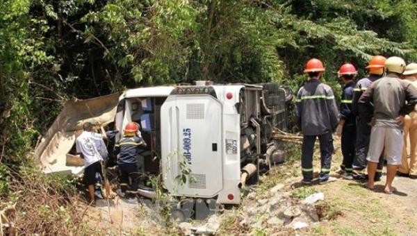 Tin giao thông ngày 27/7: Ô tô gây tai nạn liên hoàn; lật xe khách khiến 15 người tử vong